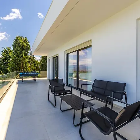 Villa Horizon Luxurious Lakefront Retreat By Pikhost
