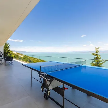 Horizon Luxurious Lakefront Retreat By Pikhost Villa Široka