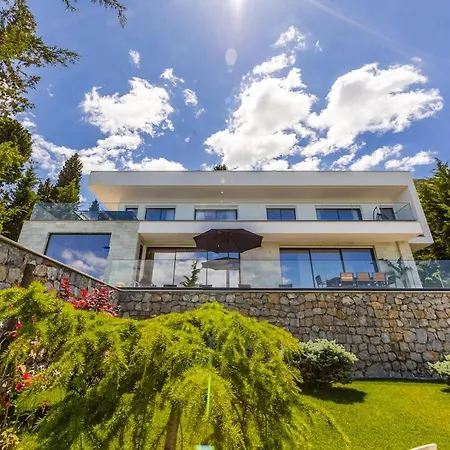 Villa Horizon Luxurious Lakefront Retreat By Pikhost Široka
