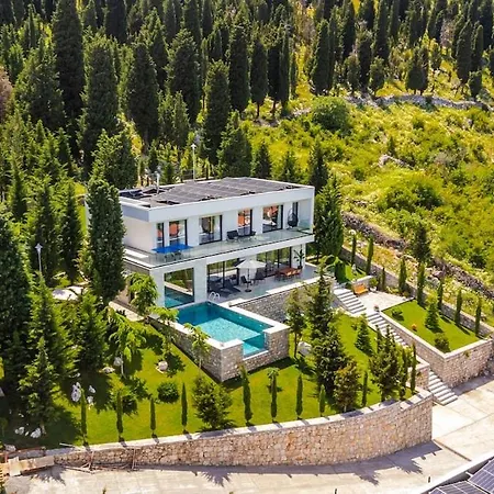 Villa Horizon Luxurious Lakefront Retreat By Pikhost *