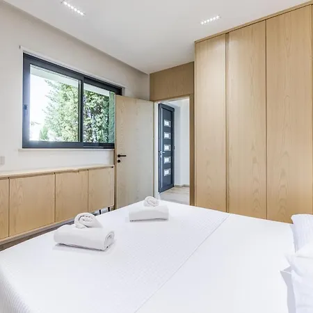 Horizon Luxurious Lakefront Retreat By Pikhost Široka