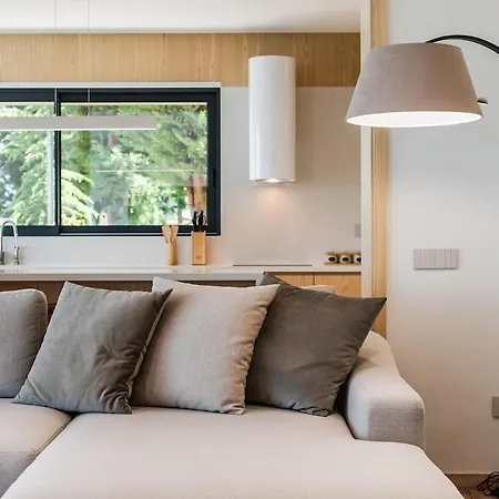 Horizon Luxurious Lakefront Retreat By Pikhost