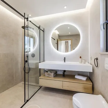 Horizon Luxurious Lakefront Retreat By Pikhost