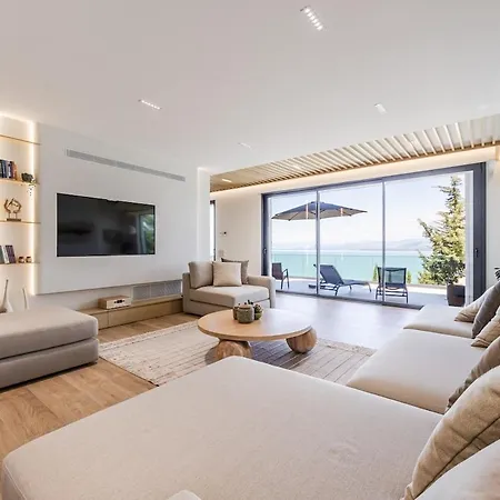 Horizon Luxurious Lakefront Retreat By Pikhost