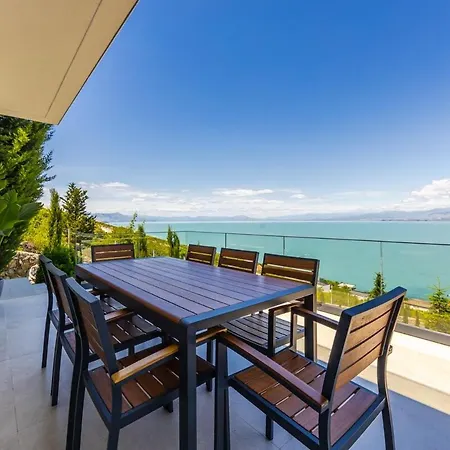 Horizon Luxurious Lakefront Retreat By Pikhost