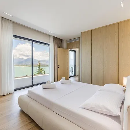 Horizon Luxurious Lakefront Retreat By Pikhost Villa *