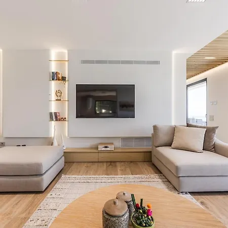 Horizon Luxurious Lakefront Retreat By Pikhost