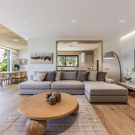 Horizon Luxurious Lakefront Retreat By Pikhost