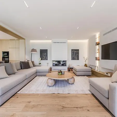 Horizon Luxurious Lakefront Retreat By Pikhost