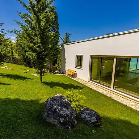 Villa Horizon Luxurious Lakefront Retreat By Pikhost Široka