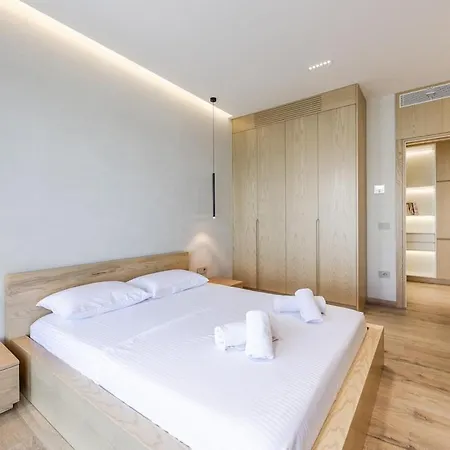 Villa Horizon Luxurious Lakefront Retreat By Pikhost *