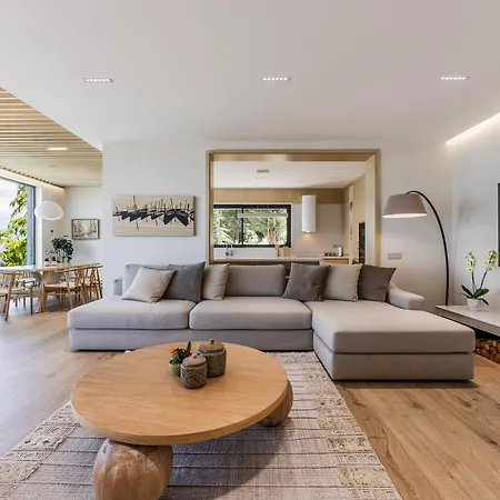 Villa Horizon Luxurious Lakefront Retreat By Pikhost *