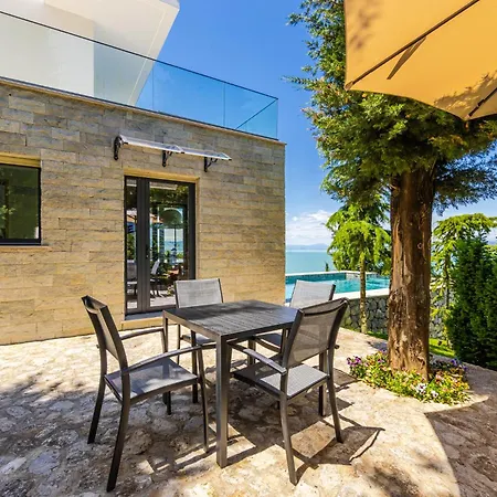 Horizon Luxurious Lakefront Retreat By Pikhost Villa *