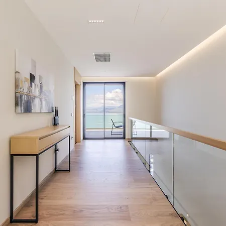 Horizon Luxurious Lakefront Retreat By Pikhost *