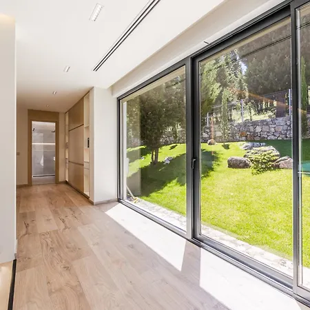 Horizon Luxurious Lakefront Retreat By Pikhost Villa Široka