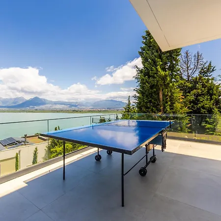 Horizon Luxurious Lakefront Retreat By Pikhost *