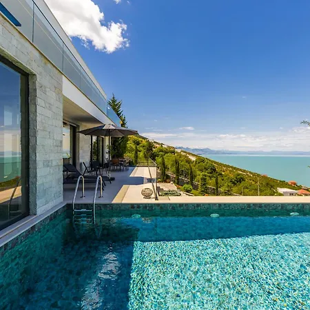 Horizon Luxurious Lakefront Retreat By Pikhost Villa *