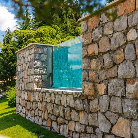 Horizon Luxurious Lakefront Retreat By Pikhost Villa