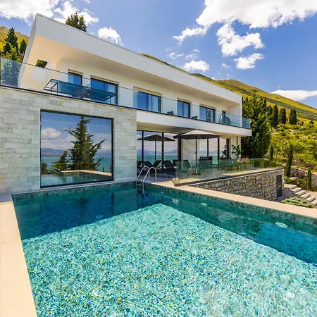 Horizon Luxurious Lakefront Retreat By Pikhost * Široka