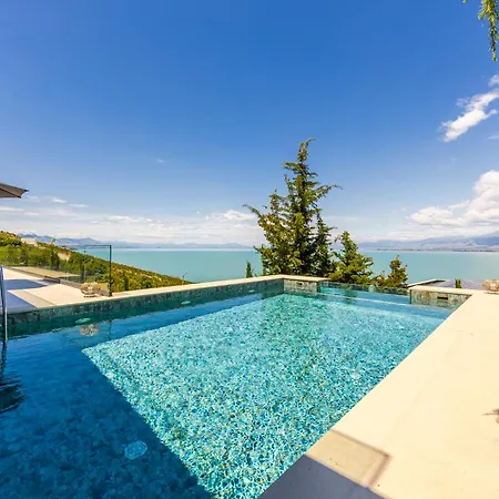 Horizon Luxurious Lakefront Retreat By Pikhost *