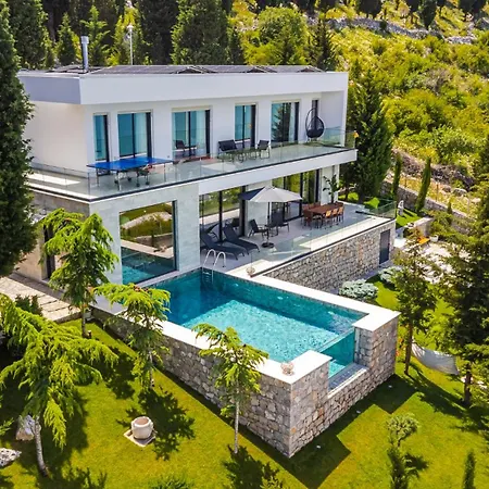 Horizon Luxurious Lakefront Retreat By Pikhost Villa