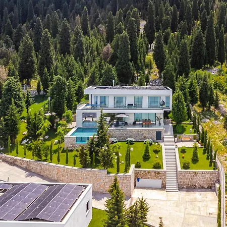Horizon Luxurious Lakefront Retreat By Pikhost Villa