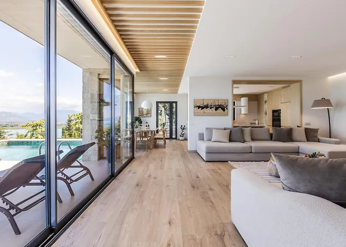 Horizon Luxurious Lakefront Retreat By Pikhost