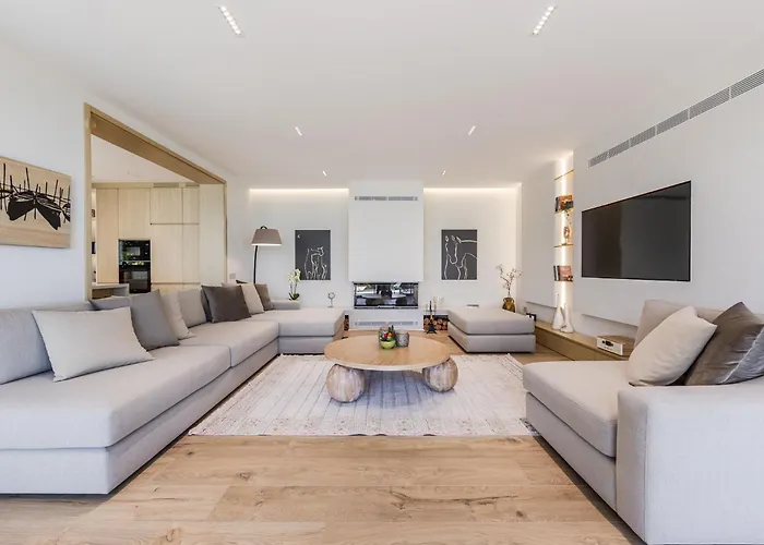 Horizon Luxurious Lakefront Retreat By Pikhost Široka