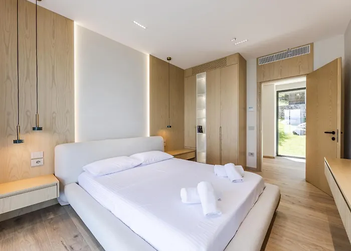Horizon Luxurious Lakefront Retreat By Pikhost *