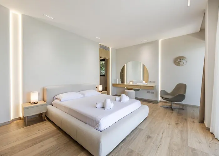 Horizon Luxurious Lakefront Retreat By Pikhost Široka