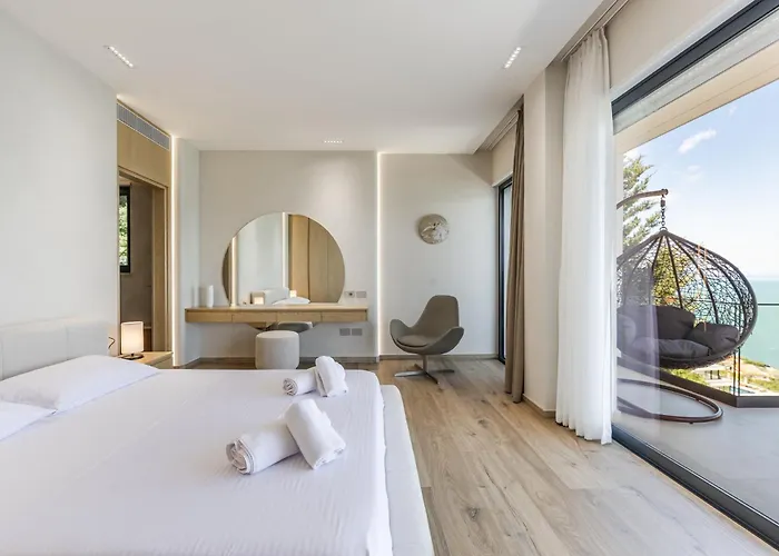 Horizon Luxurious Lakefront Retreat By Pikhost