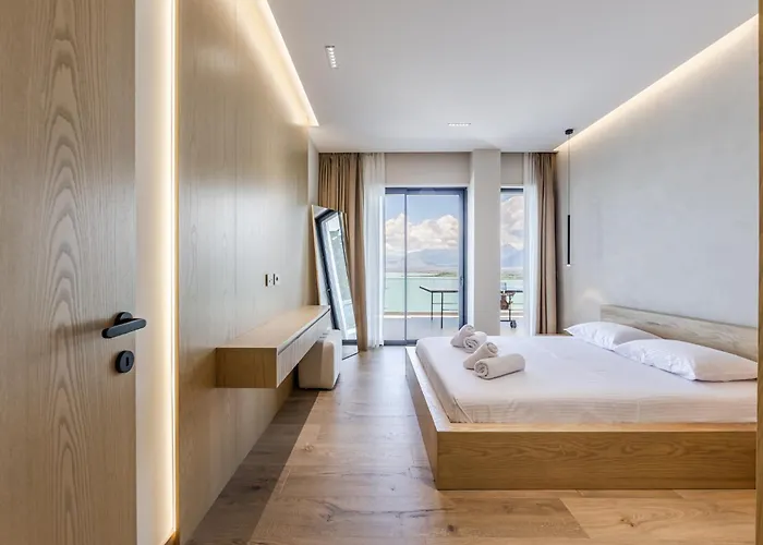 Horizon Luxurious Lakefront Retreat By Pikhost *