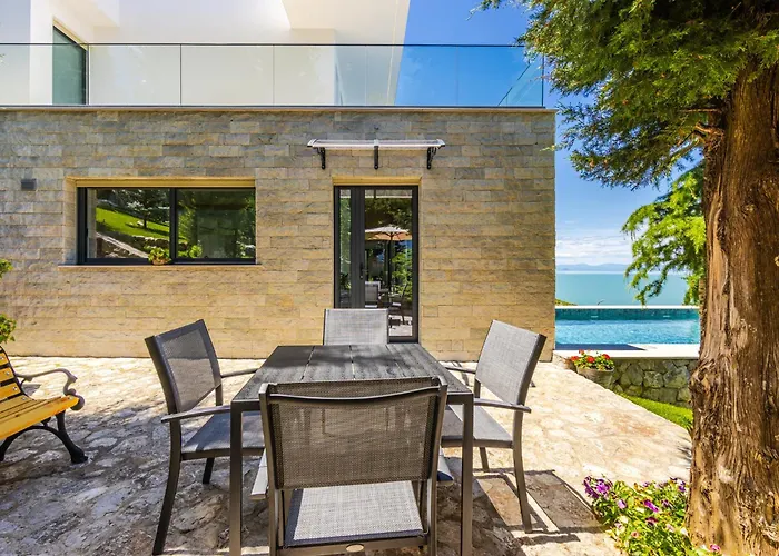 Horizon Luxurious Lakefront Retreat By Pikhost