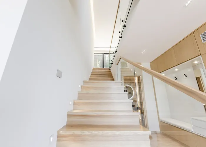 Horizon Luxurious Lakefront Retreat By Pikhost Široka