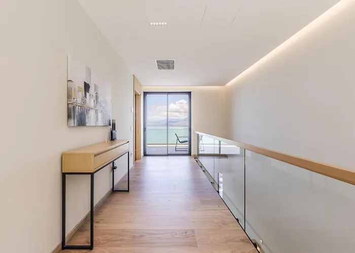 Horizon Luxurious Lakefront Retreat By Pikhost *