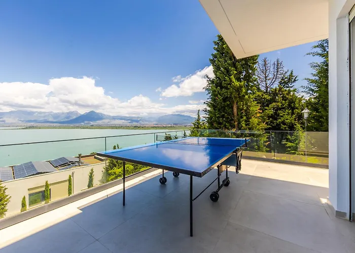 Horizon Luxurious Lakefront Retreat By Pikhost *