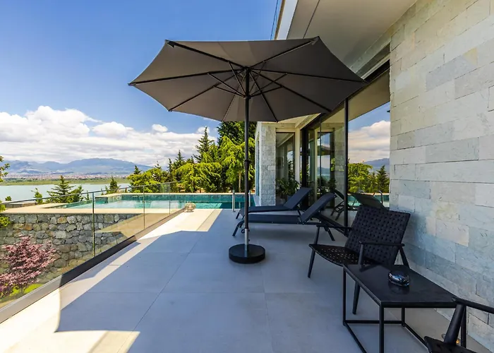 Horizon Luxurious Lakefront Retreat By Pikhost Široka