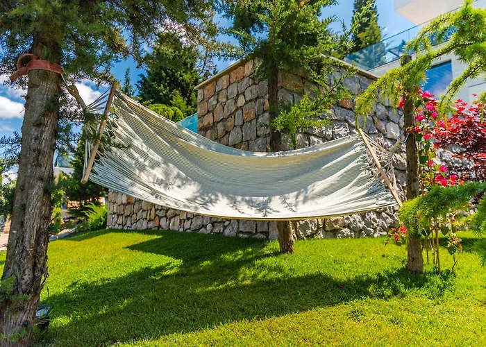 Horizon Luxurious Lakefront Retreat By Pikhost