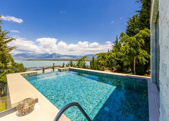 Horizon Luxurious Lakefront Retreat By Pikhost *
