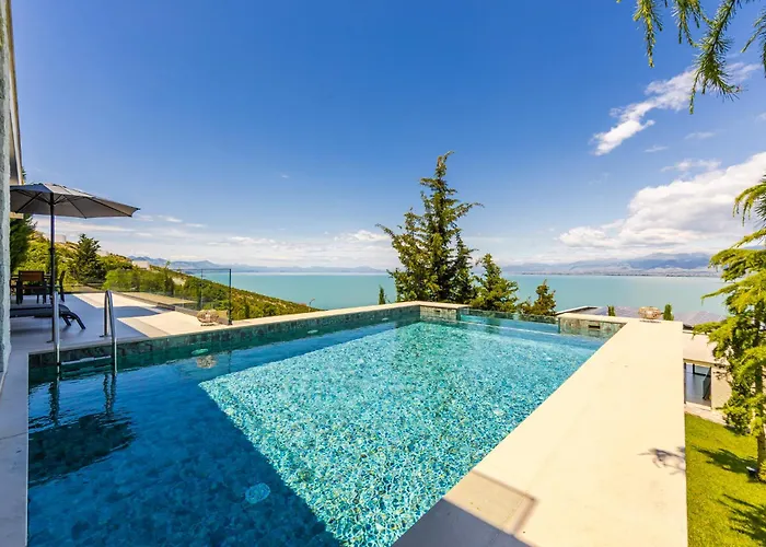 Horizon Luxurious Lakefront Retreat By Pikhost *